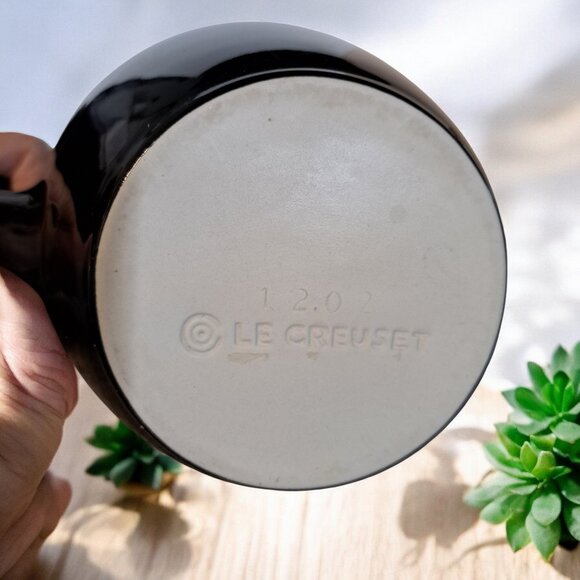 Le Creuset Stoneware Large 2Qt Pitcher Water Jug Black 9" Tall 12-25 - Picture 6 of 16